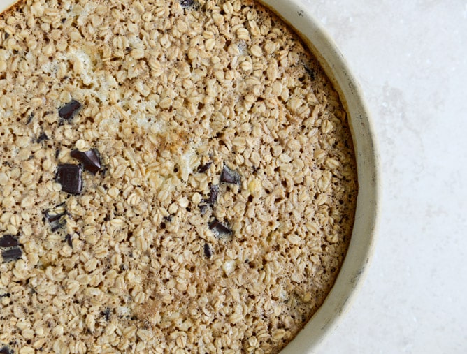 Dark Chocolate Chunk Cheesecake Baked Oatmeal I howsweeteats.com Dark Chocolate Chunk Cheesecake Baked Oatmeal I howsweeteats.com