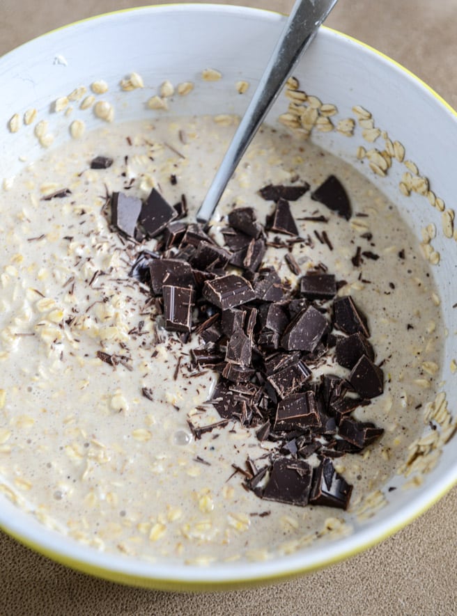 Dark Chocolate Chunk Cheesecake Baked Oatmeal I howsweeteats.com Dark Chocolate Chunk Cheesecake Baked Oatmeal I howsweeteats.com