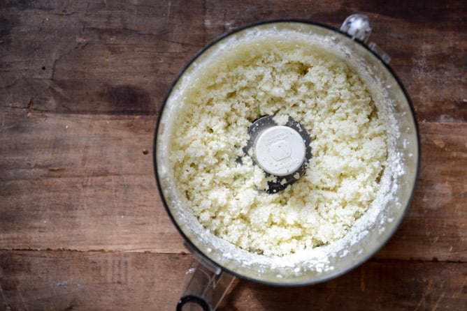 The Best Cauliflower Crust Pizza I howsweeteats.com The Best Cauliflower Crust Pizza I howsweeteats.com