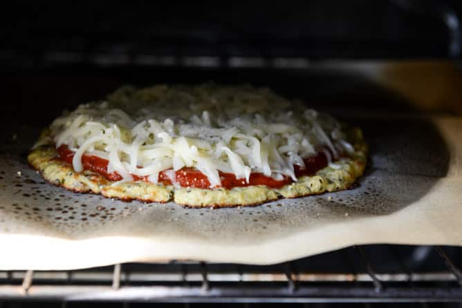 The Best Cauliflower Crust Pizza I howsweeteats.com The Best Cauliflower Crust Pizza I howsweeteats.com