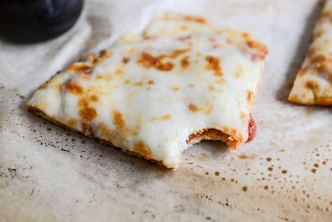 The Best Cauliflower Crust Pizza I howsweeteats.com The Best Cauliflower Crust Pizza I howsweeteats.com