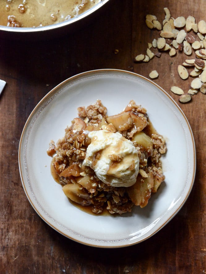 Amaretto Apple Crisp I howsweeteats.com Amaretto Apple Crisp I howsweeteats.com
