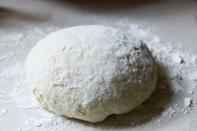 Caramelized Pear, Crispy Prosciutto + Blue Cheese Pizza I howsweeteats.com Caramelized Pear, Crispy Prosciutto + Blue Cheese Pizza I howsweeteats.com