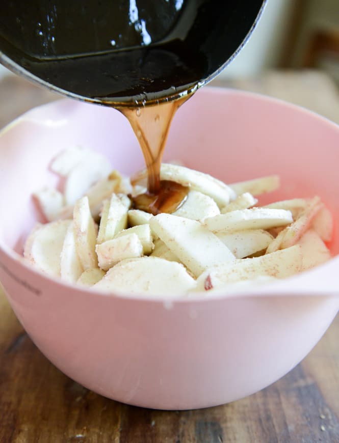 Cider Boubon Apple Pie with Oatmeal Cookie Crumble I howsweeteats.com Cider Boubon Apple Pie with Oatmeal Cookie Crumble I howsweeteats.com