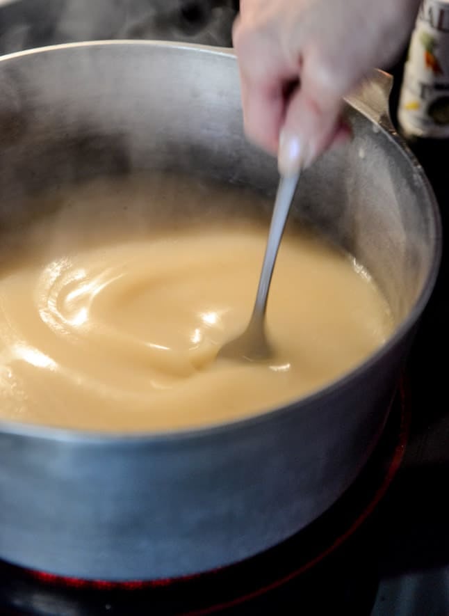 How To Make Gravy - Step by Step I howsweeteats.com How To Make Gravy - Step by Step I howsweeteats.com
