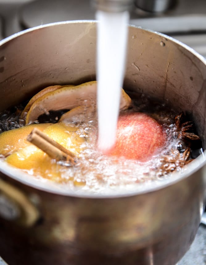 homemade simmering spices - how to make your house smell amazing during the holidays! I howsweeteats.com homemade simmering spices - how to make your house smell amazing during the holidays! I howsweeteats.com