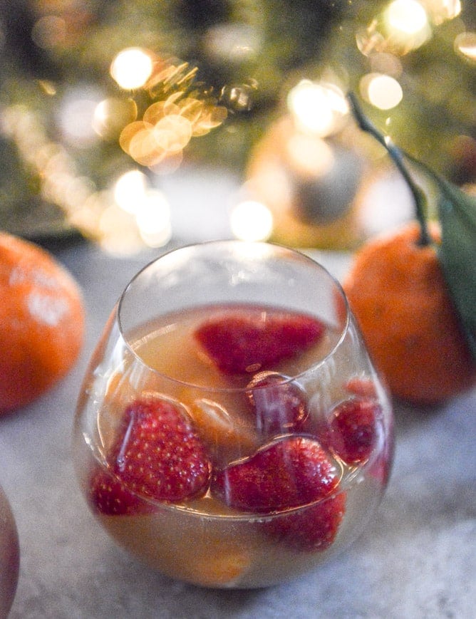 Strawberry Satsuma Champagne Sangria I howsweeteats.com Strawberry Satsuma Champagne Sangria I howsweeteats.com