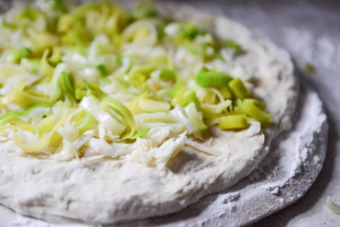 Pulled Pork Pizza with Maple Leeks, Roasted Garlic and Aged Cheddar I howsweeteats.com Pulled Pork Pizza with Maple Leeks, Roasted Garlic and Aged Cheddar I howsweeteats.com