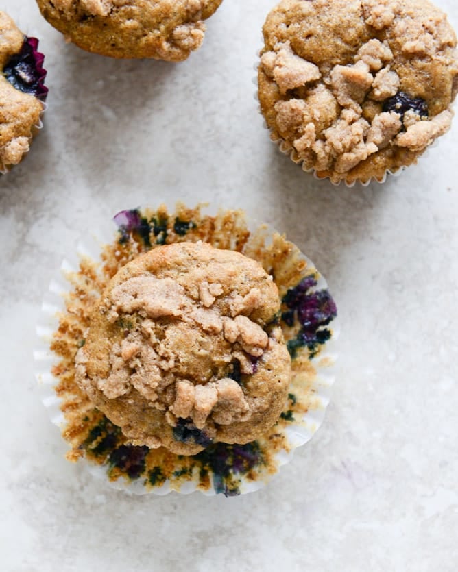 whole wheat blueberry yogurt crumb muffins I howsweeteats.com whole wheat blueberry yogurt crumb muffins I howsweeteats.com