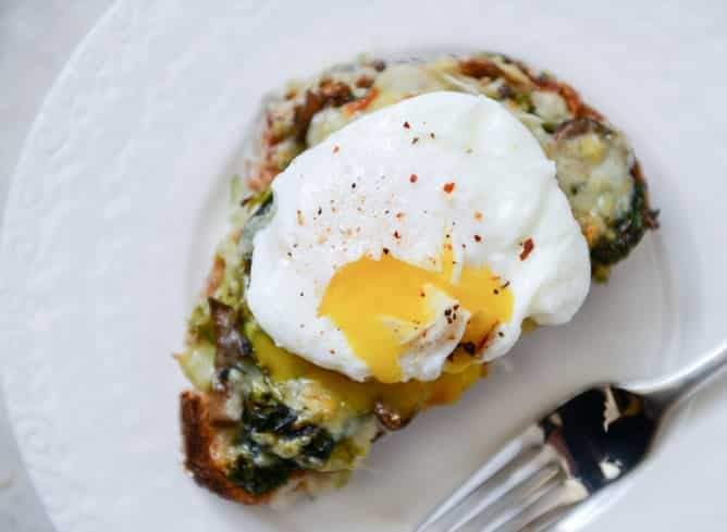 Broiled Fontina Toasts with Roasted Garlic and Poached Eggs I howsweeteats.com Broiled Fontina Toasts with Roasted Garlic and Poached Eggs I howsweeteats.com