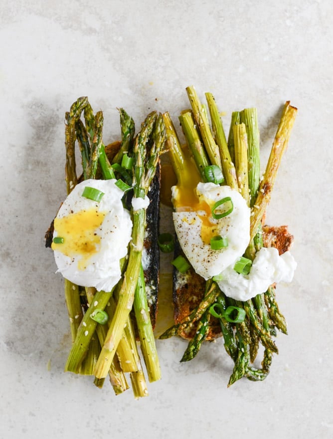 Roasted Sesame Asparagus Toasts with Poached Eggs I howsweeteats.com Roasted Sesame Asparagus Toasts with Poached Eggs I howsweeteats.com
