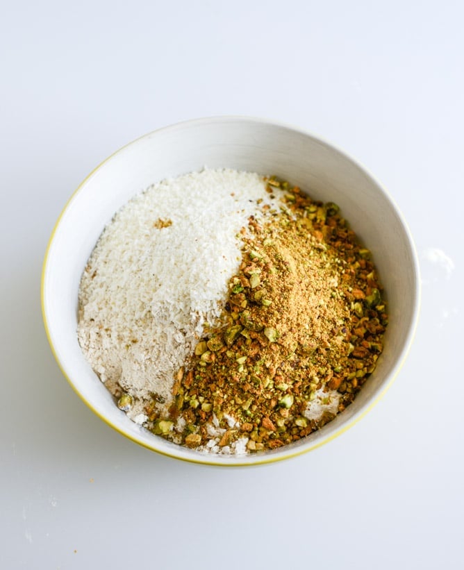 chewy pistachio maracoon granola bars I howsweeteats.com