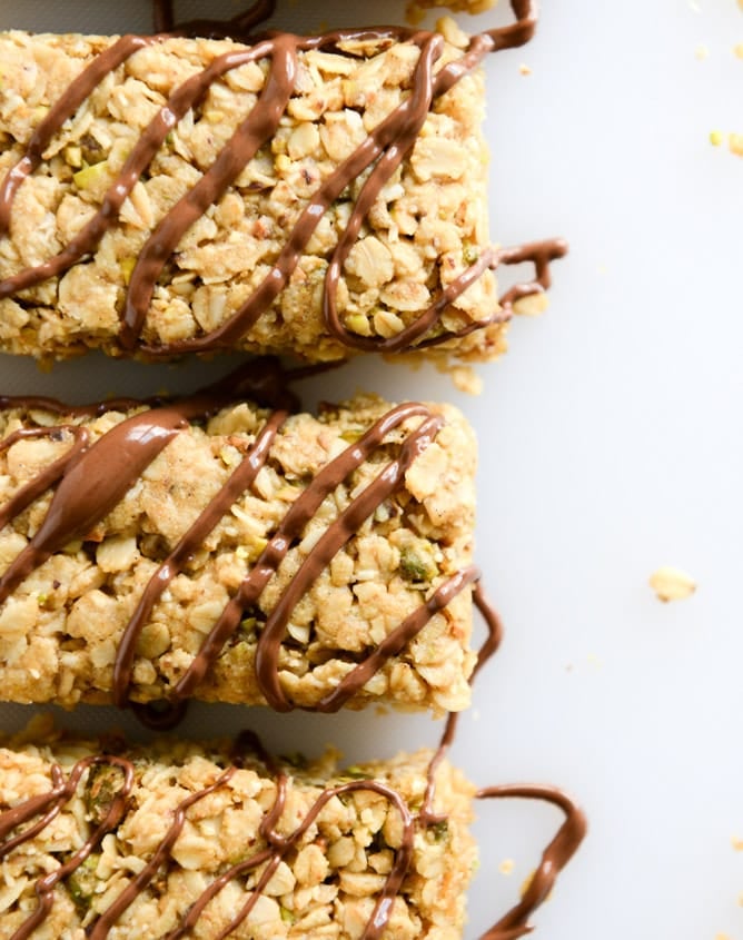 chewy pistachio maracoon granola bars I howsweeteats.com
