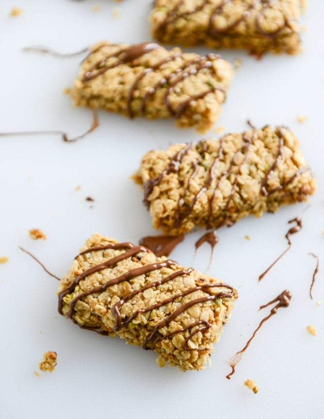 chewy pistachio maracoon granola bars I howsweeteats.com