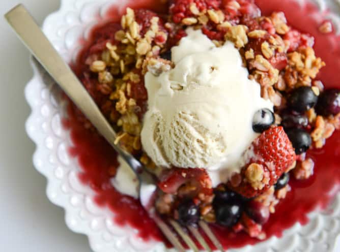 summer sangria triple berry crumble I howsweeteats.com