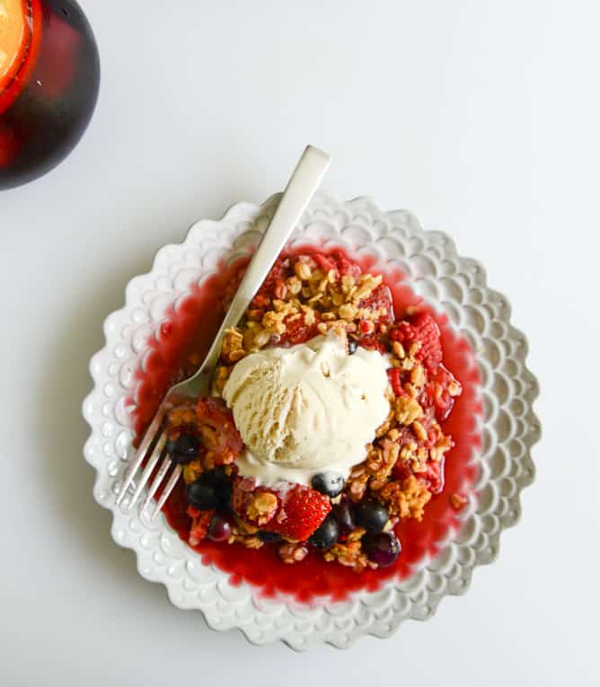 summer sangria triple berry crumble I howsweeteats.com