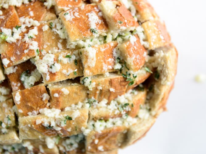 white pizza pull-apart bread I howsweeteats.com