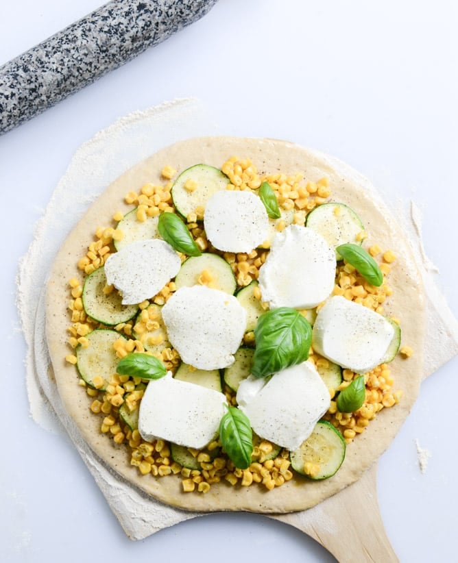 sweet corn, zucchini and fresh mozzarella pizza I howsweeteats.com