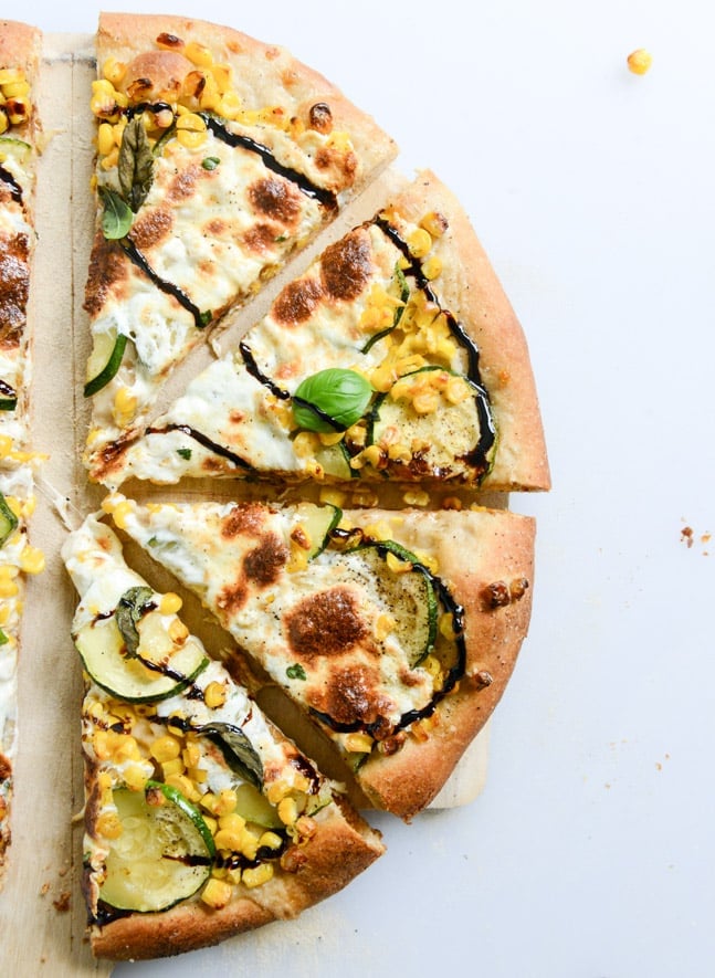 sweet corn, zucchini and fresh mozzarella pizza I howsweeteats.com