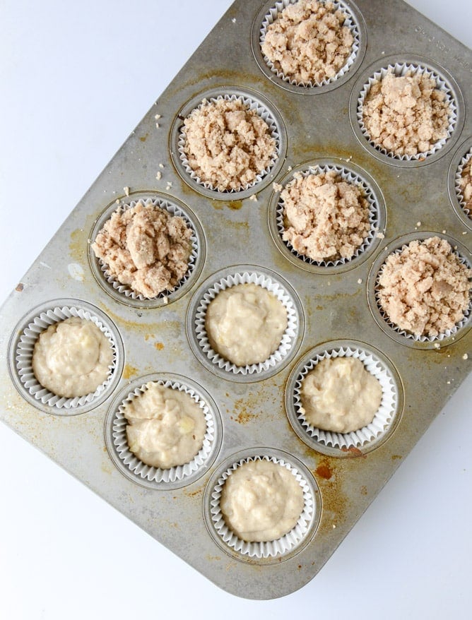 banana streusel muffins I howsweeteats.com