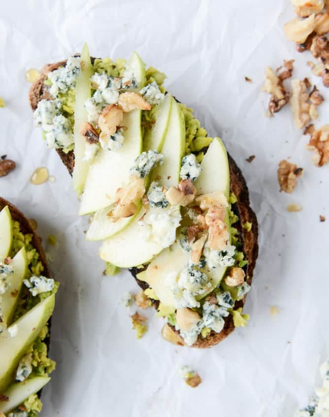 autumn avocado toast with pears, gorgonzola and cinnamon toasted walnuts I howsweeteats.com