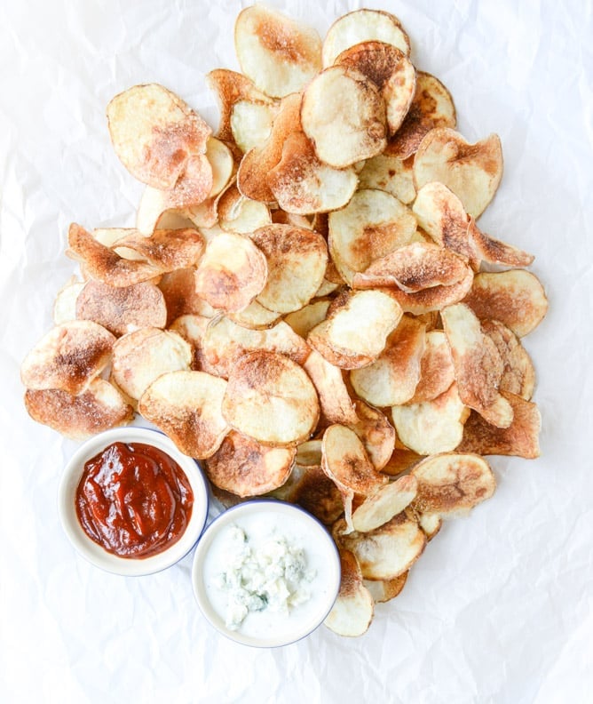 Homemade Potato Chips with Sriracha BBQ Sauce and Greek Yogurt Blue Cheese I howsweeteats.com