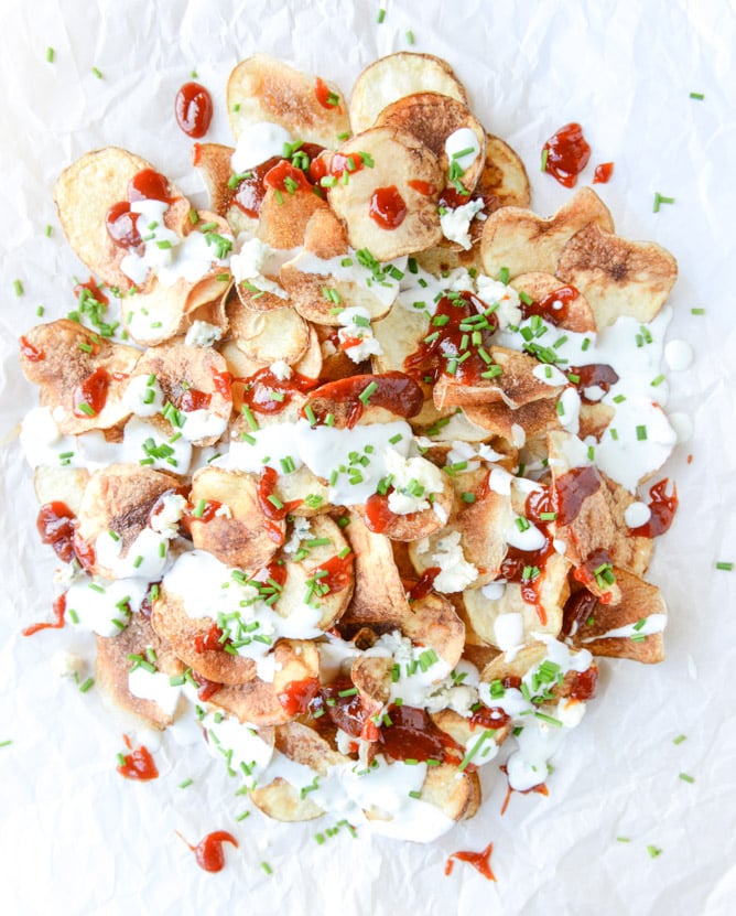 Homemade Potato Chips with Sriracha BBQ Sauce and Greek Yogurt Blue Cheese I howsweeteats.com