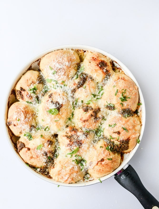 cheesy pesto skillet pull-apart bread I howsweeteats.com