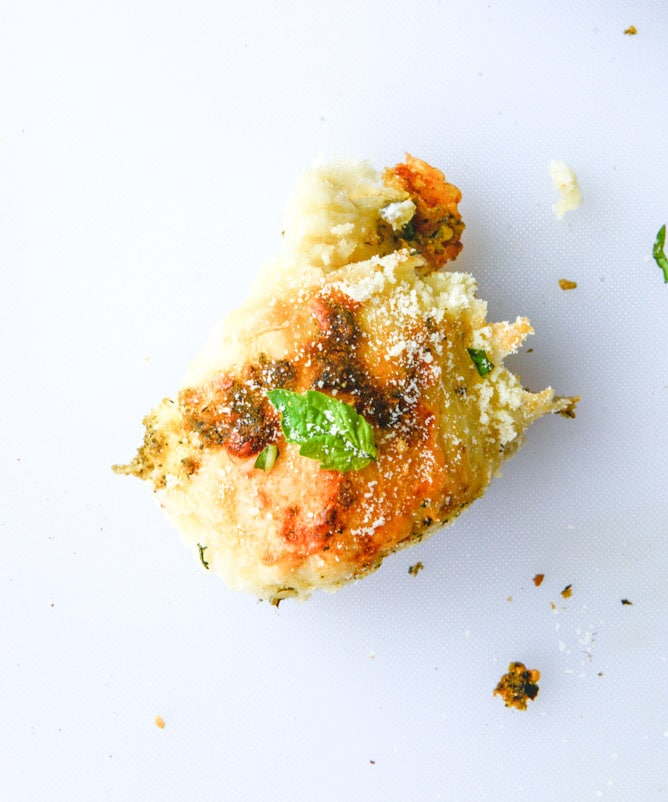 cheesy pesto skillet pull-apart bread I howsweeteats.com