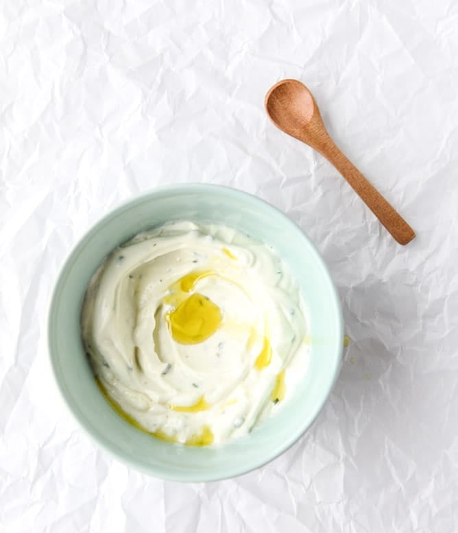 chili garlic chicken skewers with yogurt sauce I howsweeteats.com