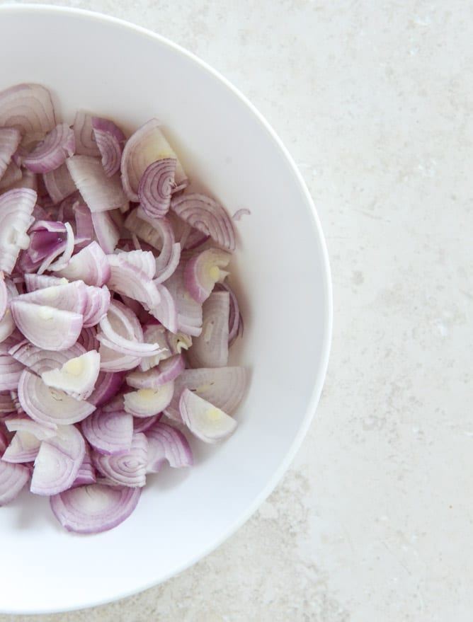 how to make caramelized shallot bacon gravy I howsweeteats.com