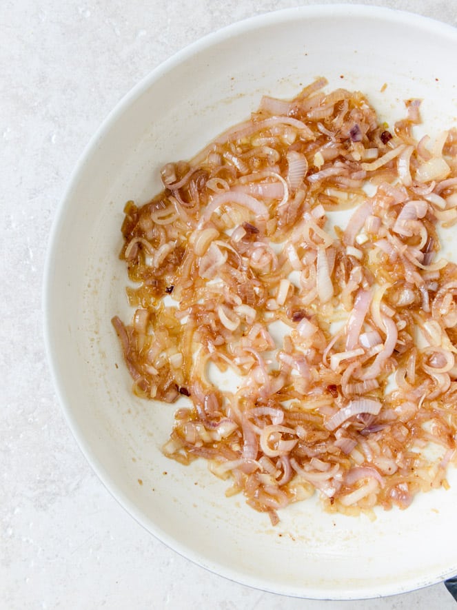 how to make caramelized shallot bacon gravy I howsweeteats.com