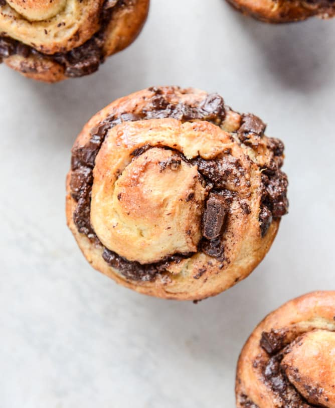 chocolate cinnamon babka muffins I howsweeteats.com