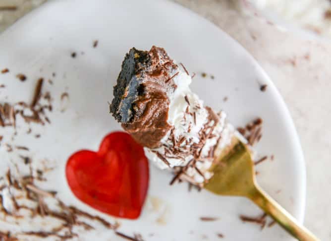 chocolate cream pie with vanilla whipped cream I howsweeteats.com