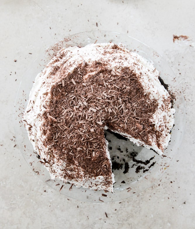 chocolate cream pie with vanilla whipped cream I howsweeteats.com