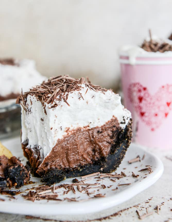 chocolate cream pie with vanilla whipped cream I howsweeteats.com