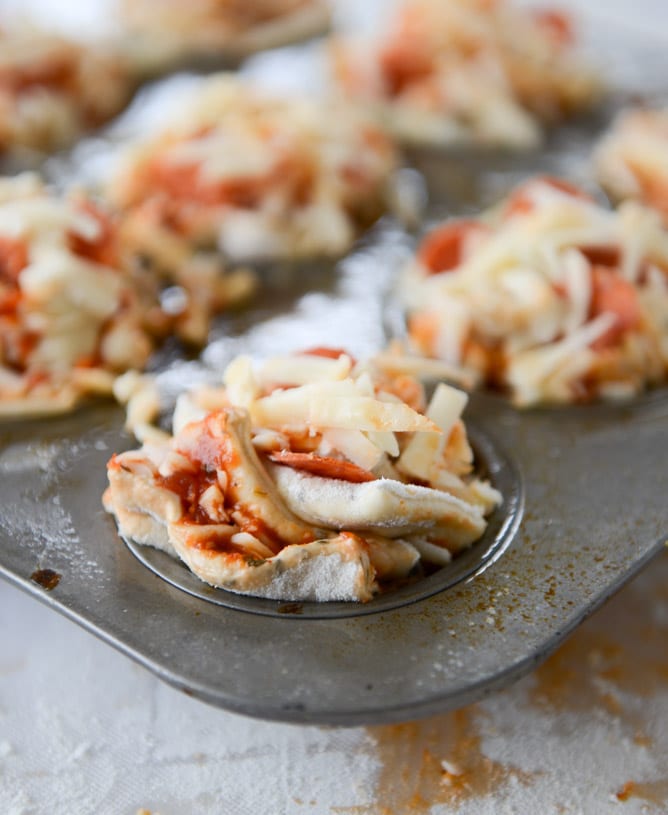 pepperoni pizza pull apart breads I howsweeteats.com