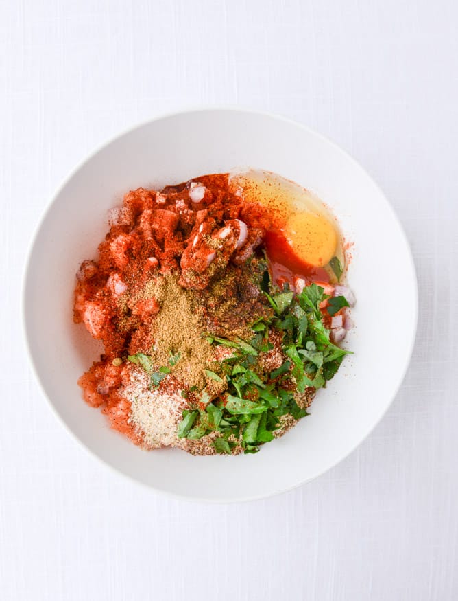 tortilla crusted chipotle salmon sliders I howsweeteats.com