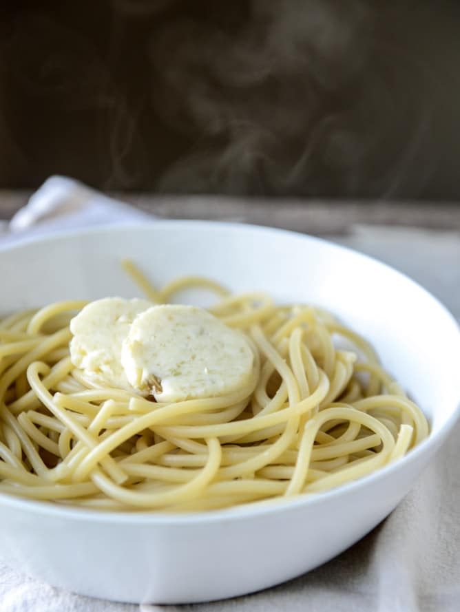 roasted garlic butter bucatini with burst tomatoes I howsweeteats.com