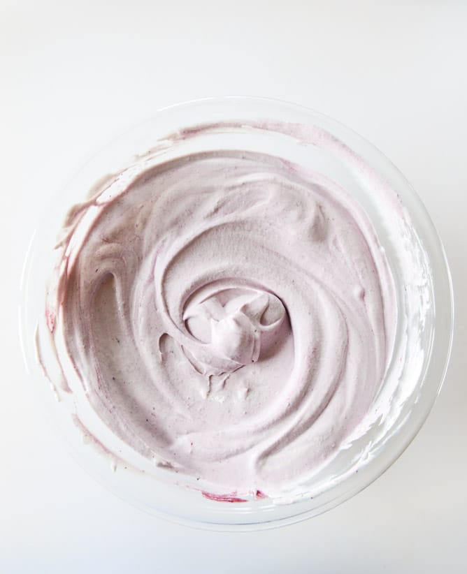 NO CHURN blackberry chip ice cream I howsweeteats.com