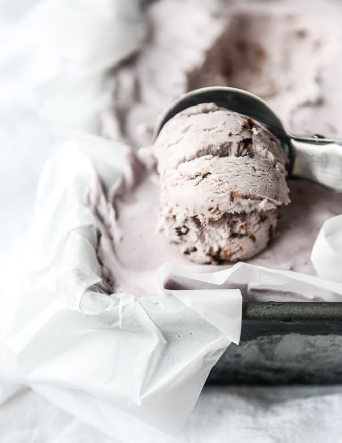 NO CHURN blackberry chip ice cream I howsweeteats.com