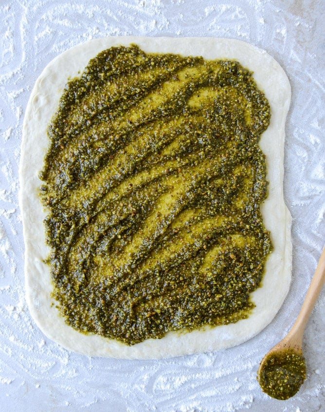 pistachio pesto pizza with fresh mozzarella and honey I howsweeteats.com
