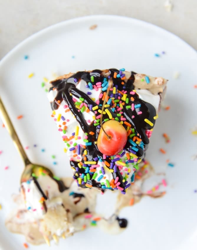 coffee ice cream sundae pie with a macaroon crust I howsweeteats.com