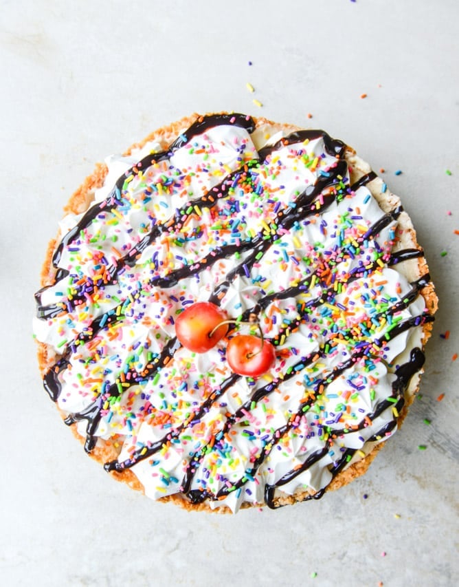 coffee ice cream sundae pie with a macaroon crust I howsweeteats.com