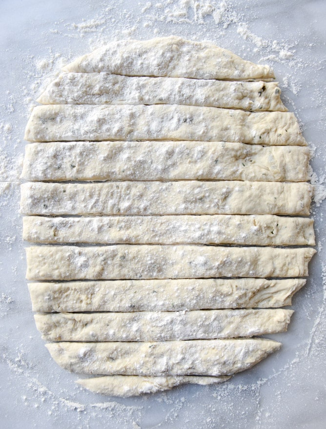 brown butter herb garlic knots I howsweeteats.com