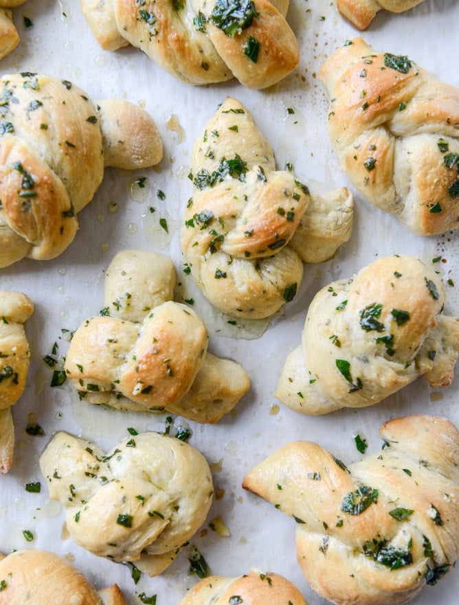 brown butter herb garlic knots I howsweeteats.com