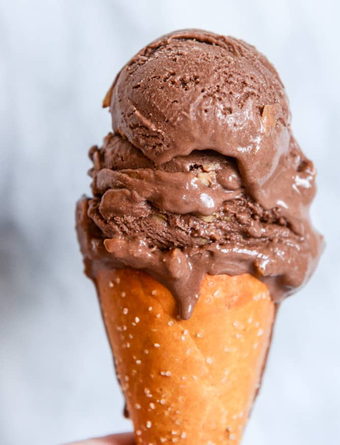 chocolate peanut butter pretzel ice cream I howsweeteats.com