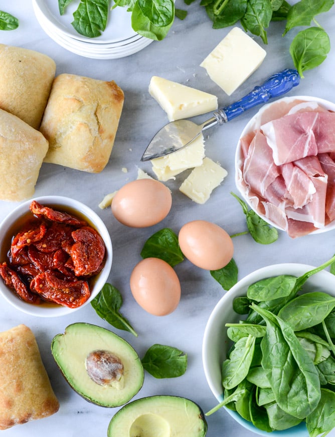 garlicky spinach and avocado breakfast sandwich I howsweeteats.com