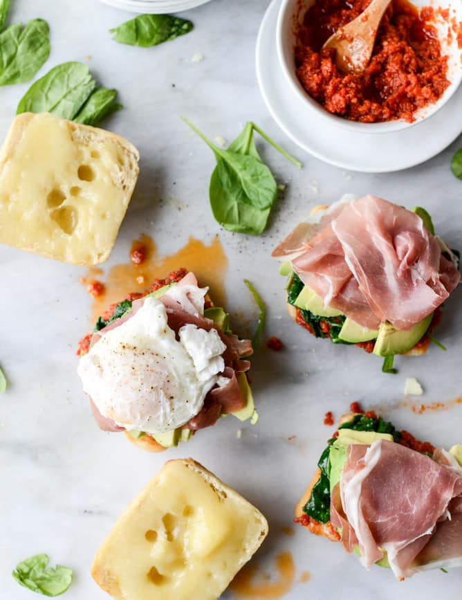 garlicky spinach and avocado breakfast sandwich I howsweeteats.com