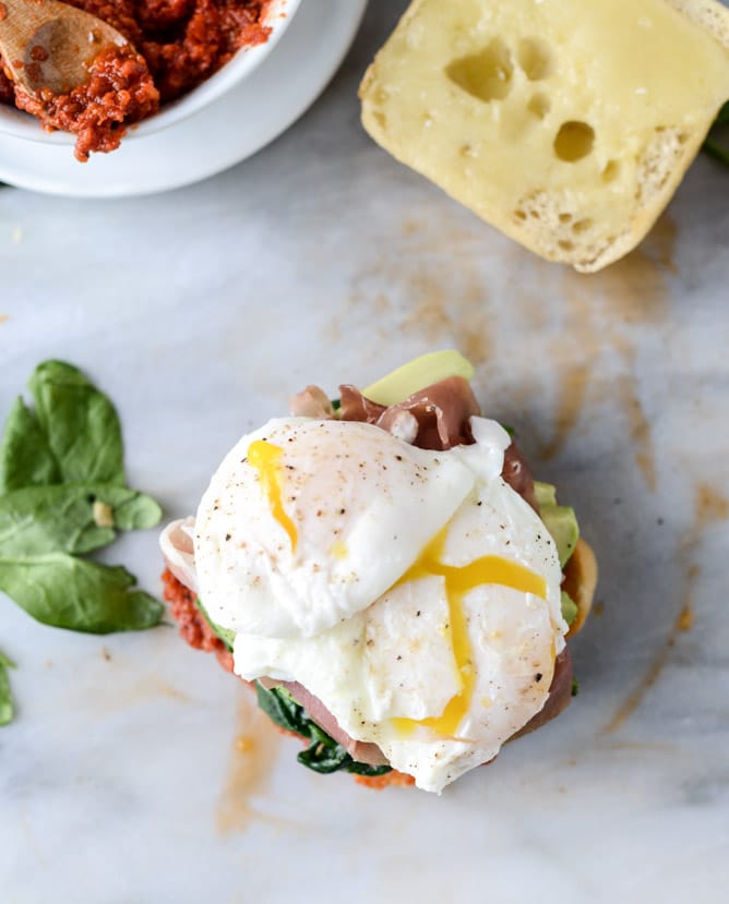 garlicky spinach and avocado breakfast sandwich I howsweeteats.com